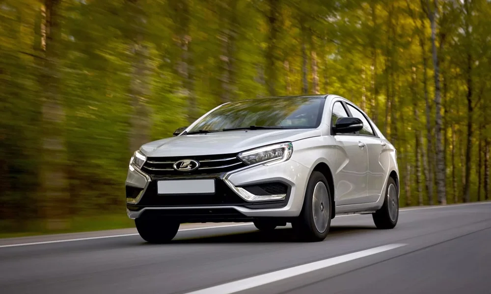 Фото LADA Vesta (2023) — вид спереди, фото 9. Анфас: пропорции капота, посадка кузова и графика ходовых огней. Рисунок ходовых огней — подпись модели, по нему её узнают в потоке LADA Vesta (2023) — вид спереди, фото 9
