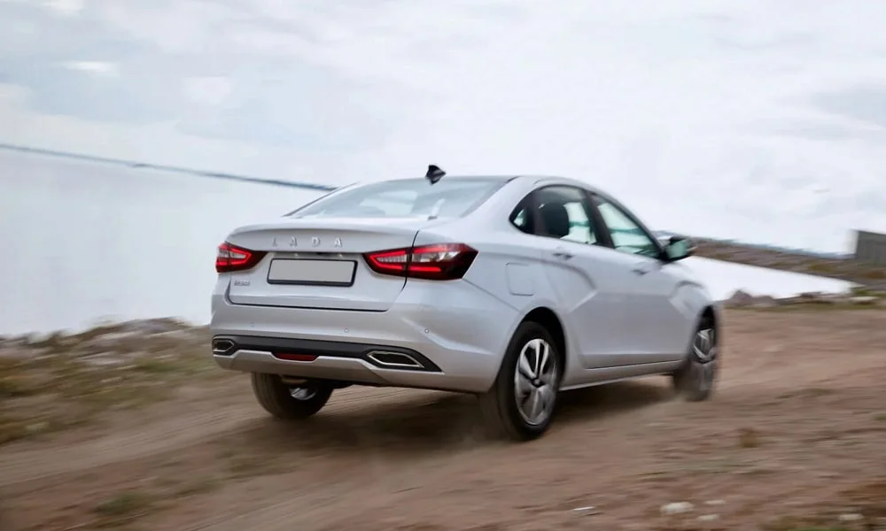 Фото LADA Vesta (2023) — вид сзади, фото 4. Графика фонарей, бампер и оформление пятой двери. Насадки выхлопа или их имитация внизу бампера различают версии LADA Vesta (2023) — вид сзади, фото 4