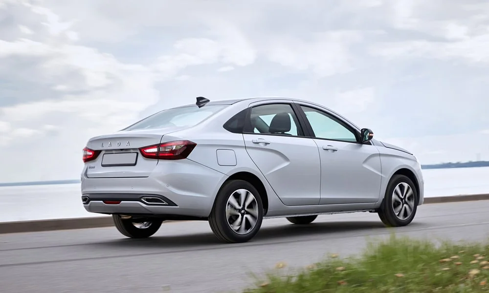 Фото LADA Vesta (2023) — вид сзади, фото 6. Графика фонарей, бампер и оформление пятой двери. Светодиодная полоса или раздельные секции — задняя оптика стала главным украшением кормы LADA Vesta (2023) — вид сзади, фото 6