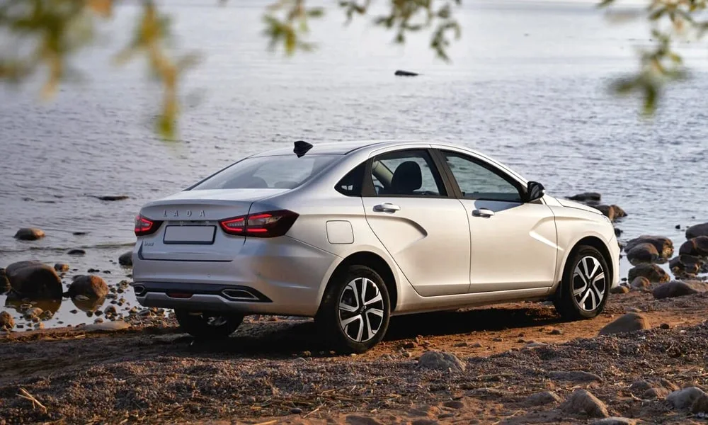 Фото LADA Vesta (2023) — вид сзади, фото 9. Графика фонарей, бампер и оформление пятой двери. Насадки выхлопа или их имитация внизу бампера различают версии LADA Vesta (2023) — вид сзади, фото 9