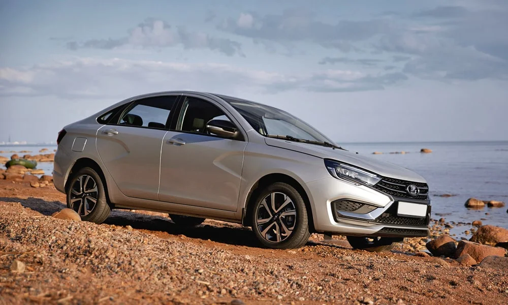 Фото LADA Vesta (2023) — вид сбоку, фото 2. Профиль кузова: колёсная база, свесы и линия остекления LADA Vesta (2023) — вид сбоку, фото 2