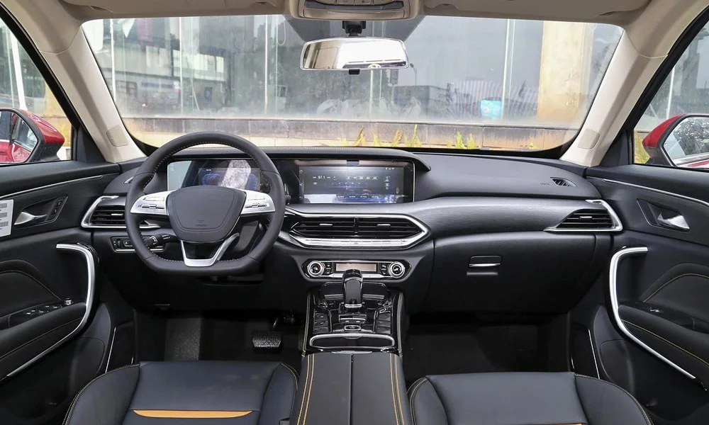 Фото LADA X-Cross 5 (2024) — передняя панель. Компоновка экранов, дефлекторов и консоли. Минимум физических кнопок — ставка на экранное управление LADA X-Cross 5 (2024) — передняя панель