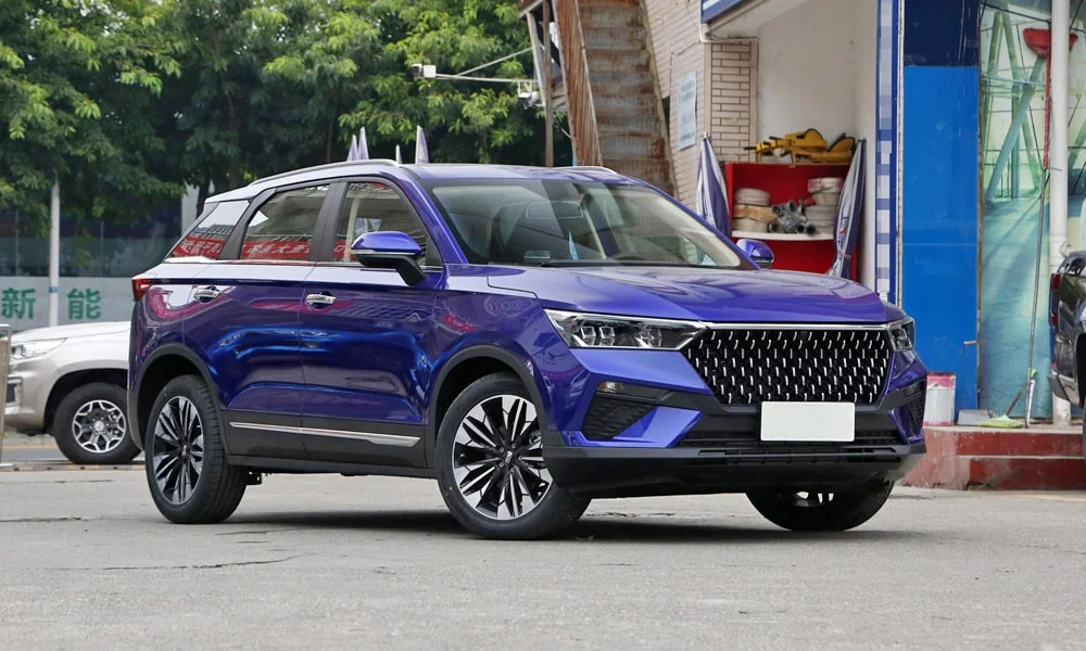 Фото LADA X-Cross 5 (2024) — вид спереди, фото 6. Анфас: пропорции капота, посадка кузова и графика ходовых огней. Дневные ходовые огни включаются автоматически с запуском LADA X-Cross 5 (2024) — вид спереди, фото 6