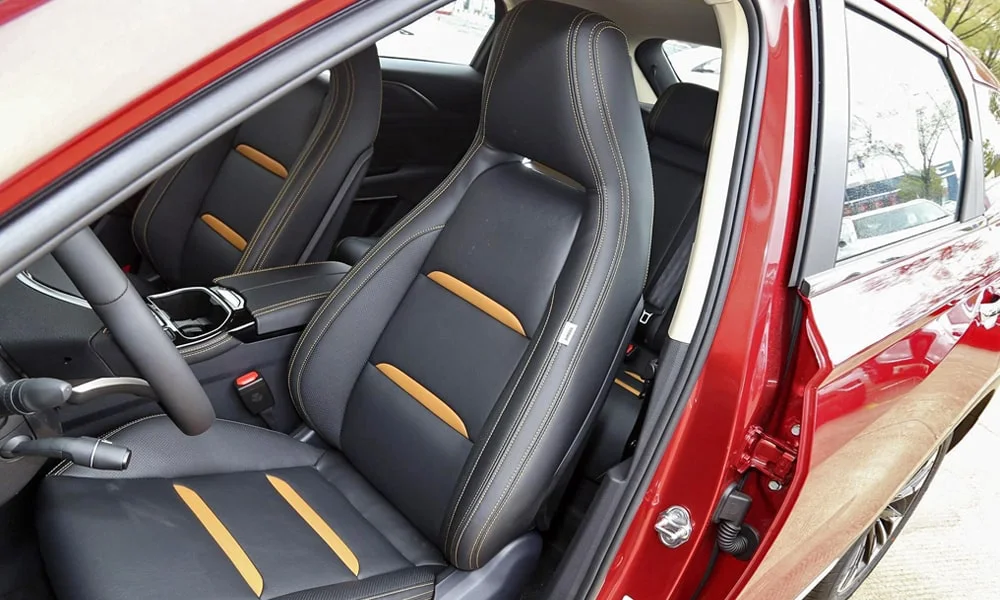 Фото LADA X-Cross 5 (2024) — передние сиденья. Профиль кресел: боковая поддержка и подголовники. Выраженная боковая поддержка держит в поворотах LADA X-Cross 5 (2024) — передние сиденья