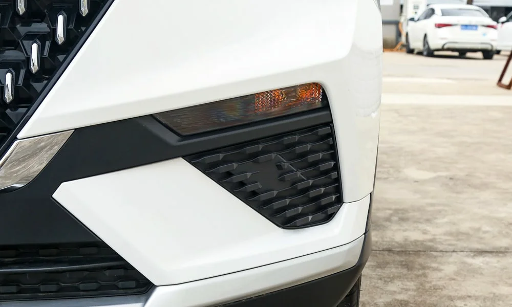 Фото LADA X-Cross 5 (2024) — решётка радиатора. Фирменный рисунок облицовки — визитная карточка марки. За решёткой у многих комплектаций стоит радар адаптивного круиз-контроля LADA X-Cross 5 (2024) — решётка радиатора