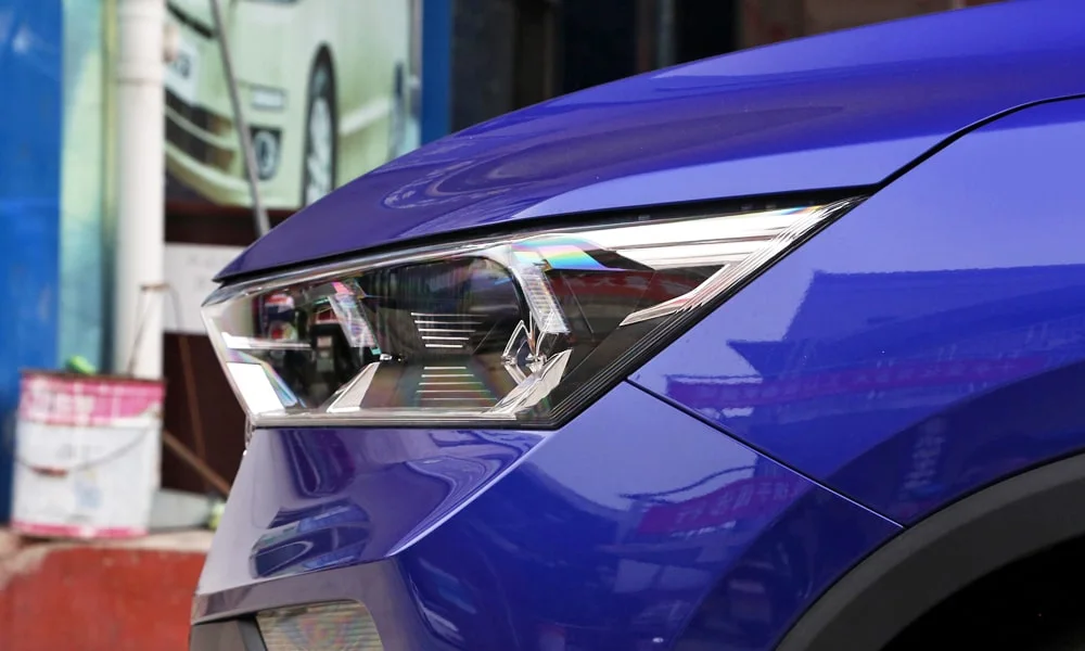 Фото LADA X-Cross 5 (2024) — передняя оптика. Фара вблизи — самый детализированный элемент экстерьера LADA X-Cross 5 (2024) — передняя оптика