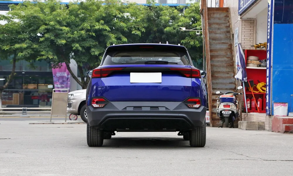 Фото LADA X-Cross 5 (2024) — вид сзади, фото 4. Линия крыши, стойки и задняя дверь в синем исполнении. Насадки выхлопа или их имитация внизу бампера различают версии LADA X-Cross 5 (2024) — вид сзади, фото 4