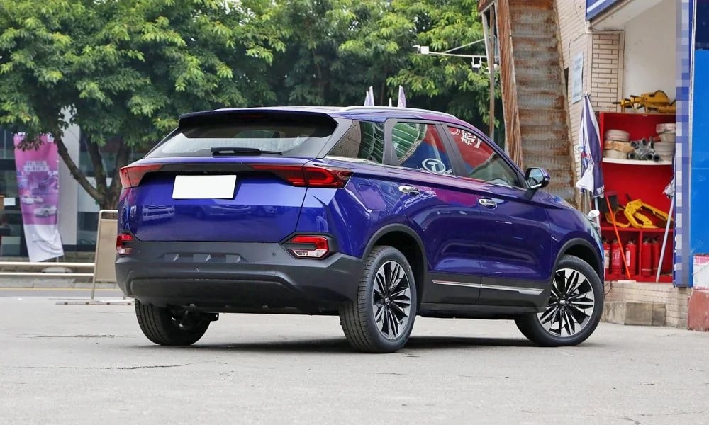 Фото LADA X-Cross 5 (2024) — вид сзади, фото 5. Графика фонарей, бампер и оформление пятой двери LADA X-Cross 5 (2024) — вид сзади, фото 5