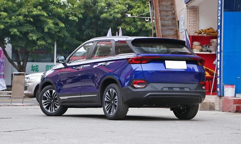 Фото LADA X-Cross 5 (2024) — вид сзади, фото 6. Графика фонарей, бампер и оформление пятой двери. Насадки выхлопа или их имитация внизу бампера различают версии LADA X-Cross 5 (2024) — вид сзади, фото 6