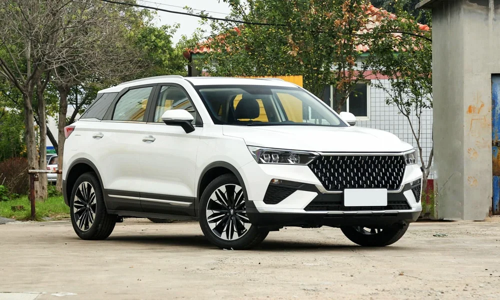 Фото LADA X-Cross 5 (2024) — вид сбоку, фото 2. Профиль в белом цвете: соотношение колёсной базы и свесов LADA X-Cross 5 (2024) — вид сбоку, фото 2
