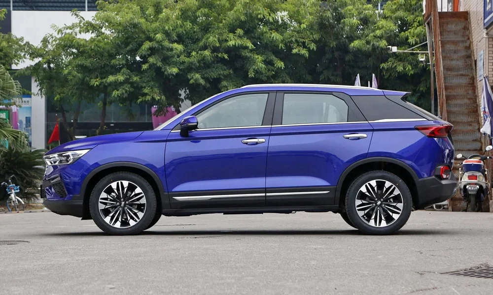 Фото LADA X-Cross 5 (2024) — вид сбоку, фото 3. Профиль в синем цвете: соотношение колёсной базы и свесов. Длинная база — простор второго ряда; короткие свесы упрощают парковку LADA X-Cross 5 (2024) — вид сбоку, фото 3