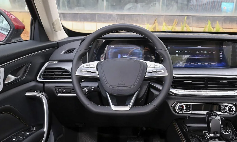 Фото LADA X-Cross 5 (2024) — руль. Штурвал-йок вместо классического руля — авангардное решение. Правильная посадка: руки на «9 и 3», приборы читаются поверх обода LADA X-Cross 5 (2024) — руль