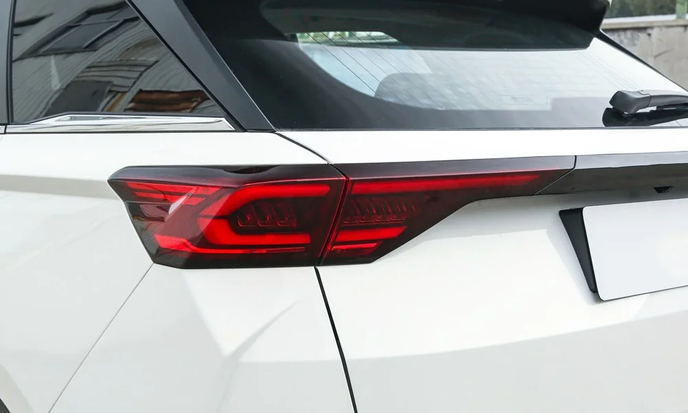 Фото LADA X-Cross 5 (2024) — задние фонари. Рассеиватель фонаря вблизи: компоновка секций габарита, стопа и поворотника LADA X-Cross 5 (2024) — задние фонари