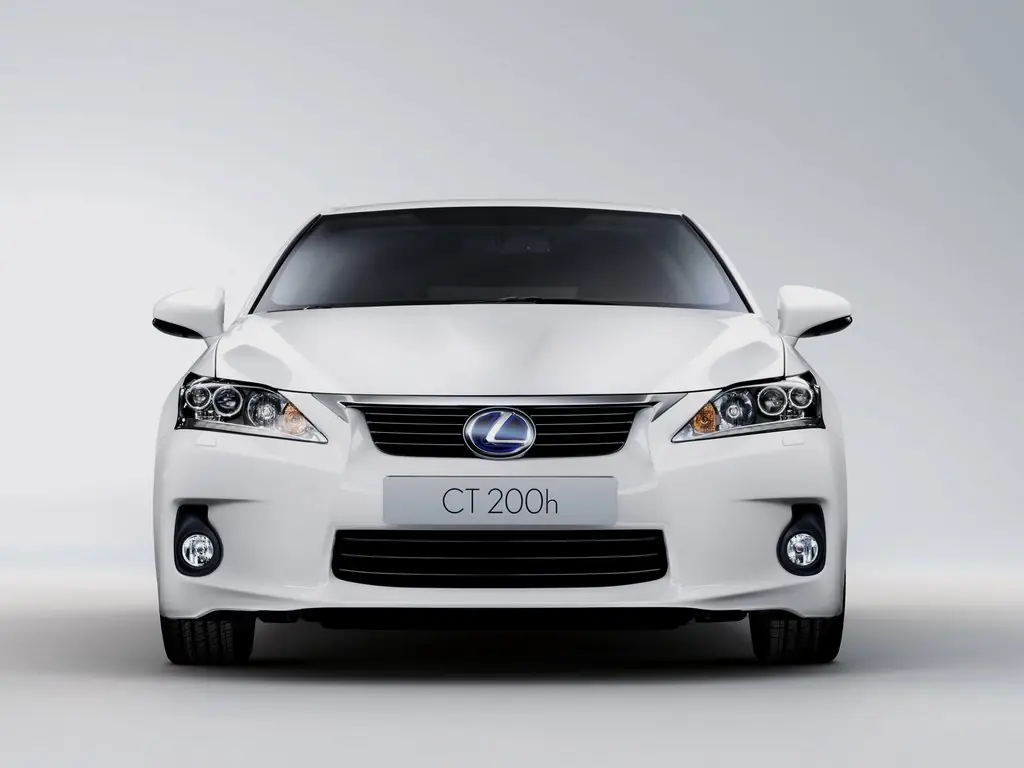 Lexus CT 200h 2011-2017: вид спереди. Lexus CT 200h 2011-2017 — вид спереди