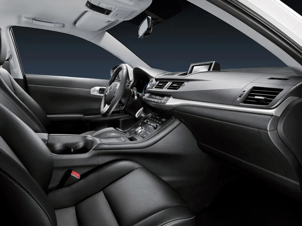 Lexus CT 200h 2011-2017: салон. Lexus CT 200h 2011-2017 — салон