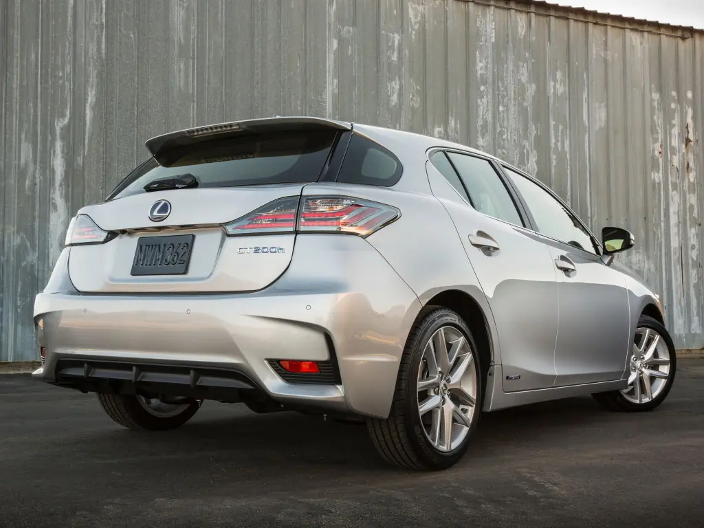 Lexus CT 200h 2011-2017: вид сзади. Lexus CT 200h 2011-2017 — вид сзади