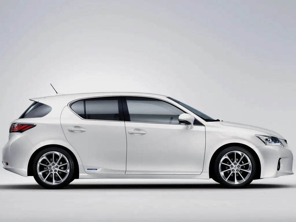 Lexus CT 200h 2011-2017: вид сбоку. Lexus CT 200h 2011-2017 — вид сбоку