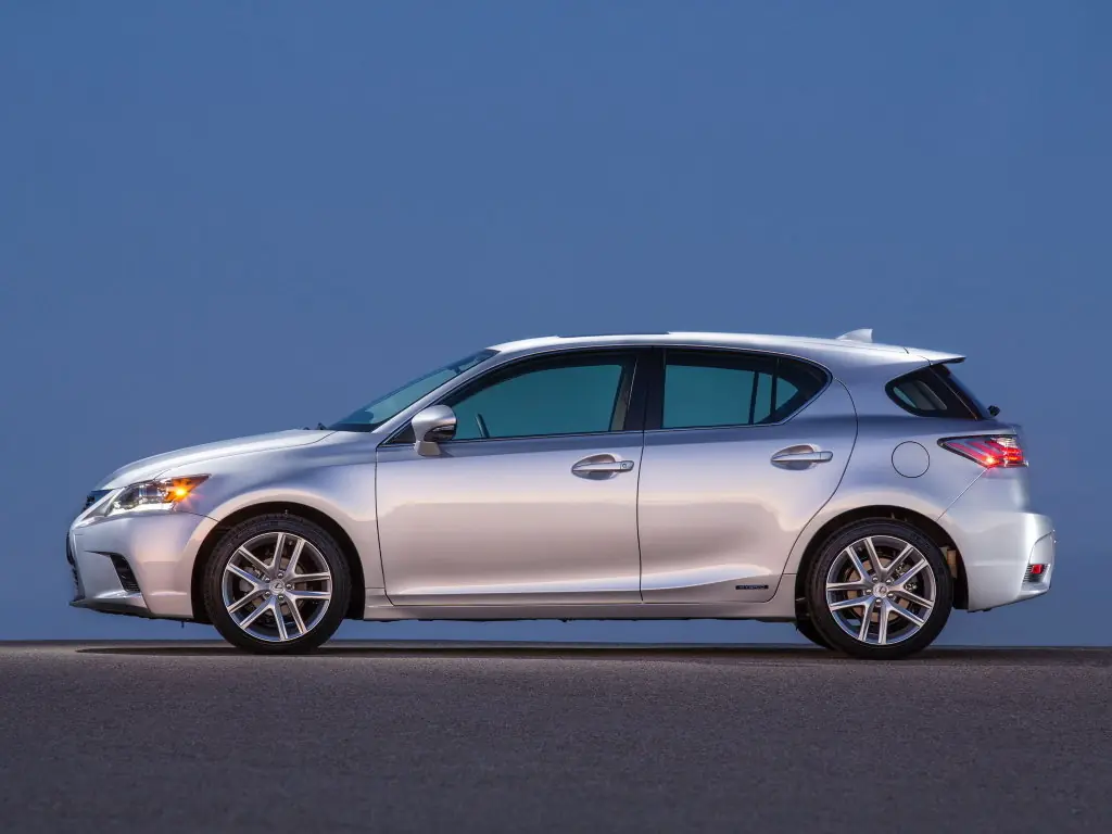 Lexus CT 200h 2011-2017: вид сбоку. Lexus CT 200h 2011-2017 — вид сбоку