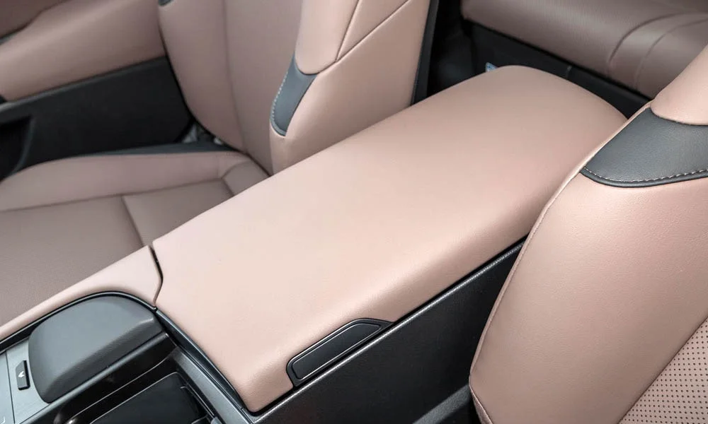 Фото Lexus ES 200 — центральный подлокотник. Подлокотник консоли: зона отдыха правой руки и крышка бокса. Внутри — бокс для мелочей; у ряда версий с охлаждением и USB Lexus ES 200 — центральный подлокотник