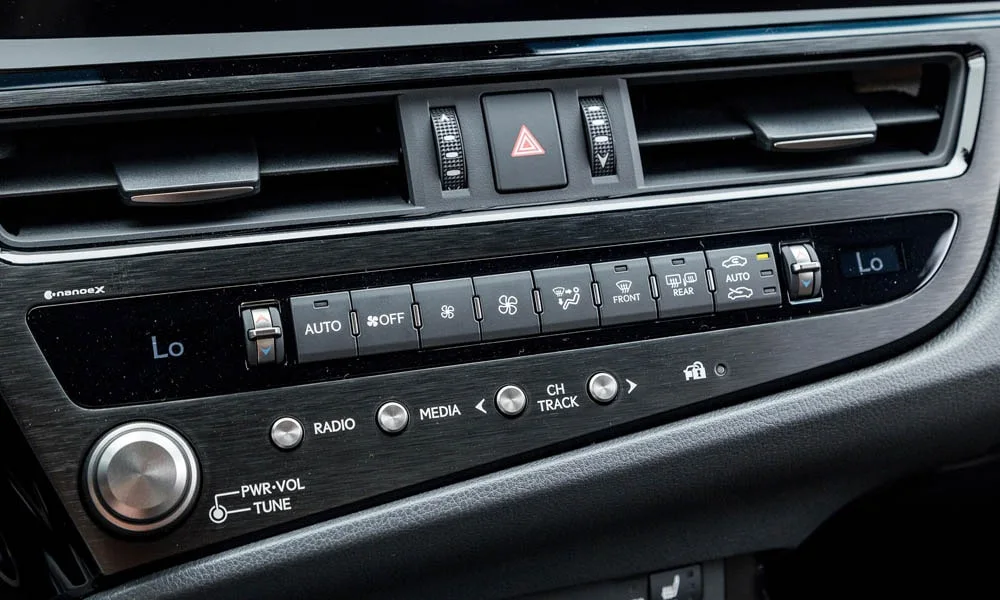 Фото Lexus ES 200 — блок климат-контроля. Панель климата крупным планом — регулировки доступны на ощупь. Отдельные клавиши климата удобнее сенсорных меню в движении Lexus ES 200 — блок климат-контроля
