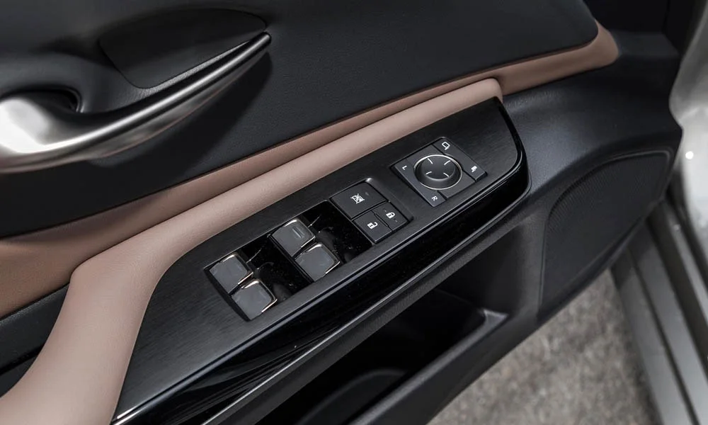 Фото Lexus ES 200 — кнопки управления, фото 2. Блок клавиш управления крупным планом. Физические клавиши быстрее сенсорных меню — важно в движении Lexus ES 200 — кнопки управления, фото 2