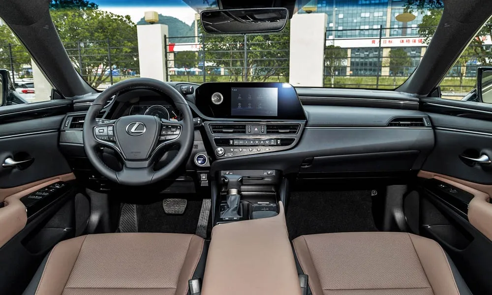 Фото Lexus ES 200 — передняя панель. Компоновка экранов, дефлекторов и консоли. Мягкие материалы верхнего яруса и вставки задают уровень интерьера Lexus ES 200 — передняя панель