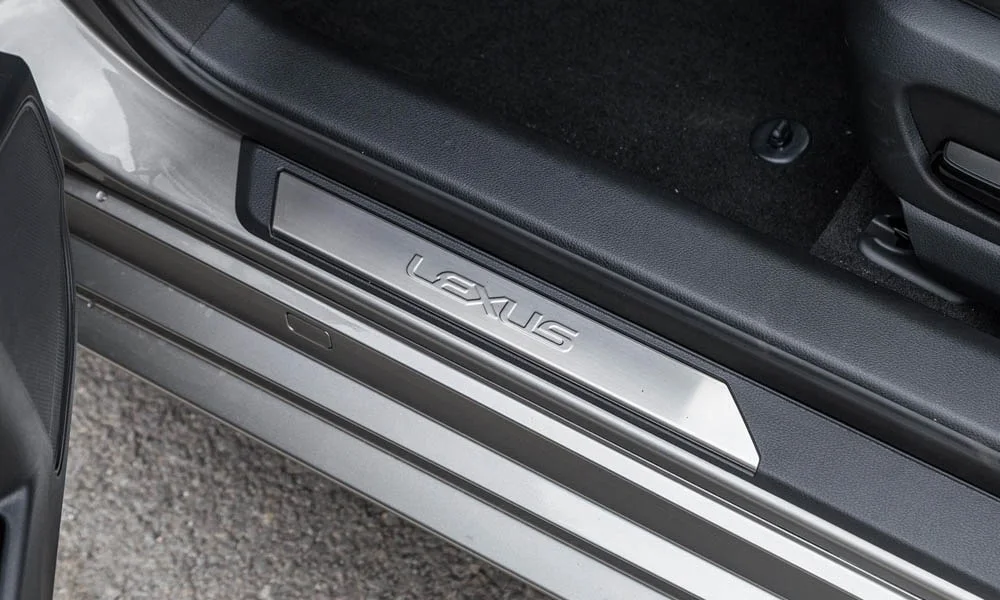 Фото Lexus ES 200 — дверная карта. Подлокотник, динамик и блок стеклоподъёмников. Решётка динамика в двери — часть штатной акустики Lexus ES 200 — дверная карта