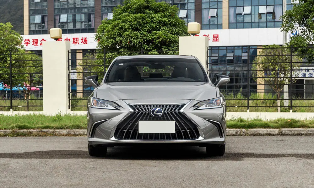 Фото Lexus ES 200 — вид спереди, фото 4. Оптика, решётка и бампер — первое впечатление о модели Lexus ES 200 — вид спереди, фото 4