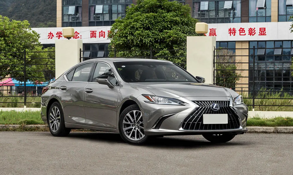 Фото Lexus ES 200 — вид спереди, фото 5. Оптика, решётка и бампер — первое впечатление о модели. Дневные ходовые огни включаются автоматически с запуском Lexus ES 200 — вид спереди, фото 5