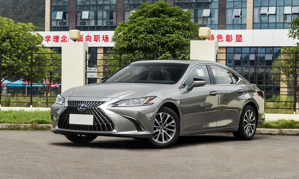 Фото Lexus ES 200 — вид спереди, фото 6. Кузов в сером цвете: рисунок оптики и решётки задаёт узнаваемое «лицо» модели Lexus ES 200 — вид спереди, фото 6