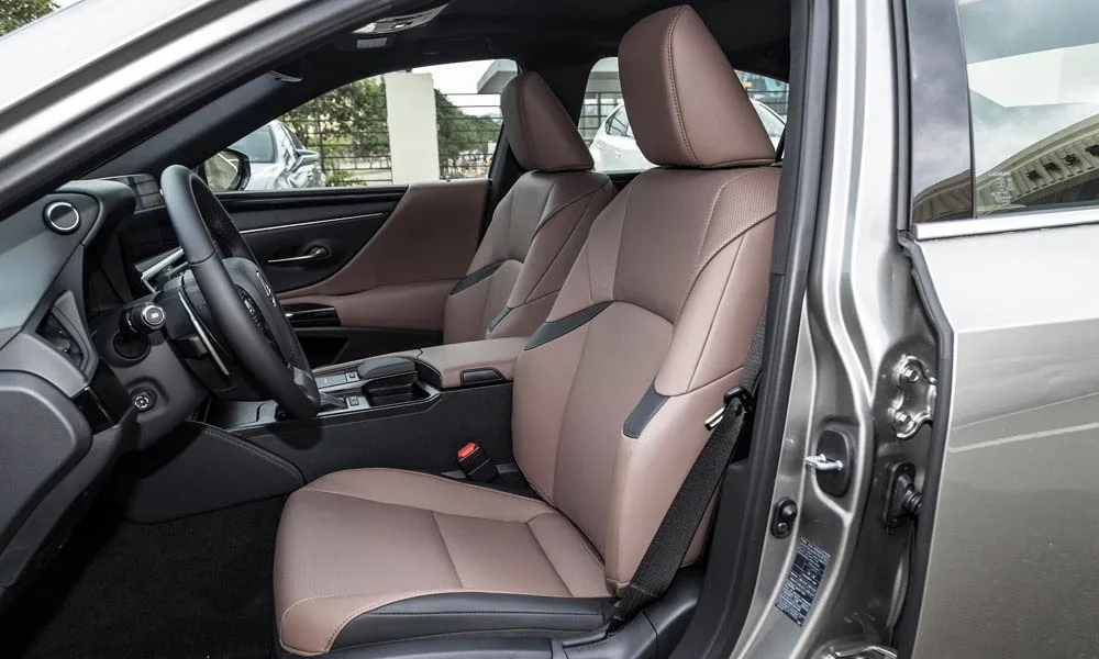 Фото Lexus ES 200 — передние сиденья. Профиль кресел: боковая поддержка и подголовники. Перфорация обивки нужна для вентиляции — функции старших комплектаций Lexus ES 200 — передние сиденья