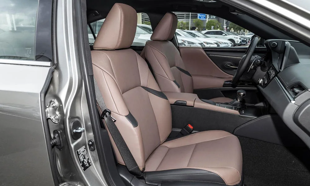 Фото Lexus ES 200 — передние сиденья, фото 2. Профиль кресел: боковая поддержка и подголовники. Перфорация обивки нужна для вентиляции — функции старших комплектаций Lexus ES 200 — передние сиденья, фото 2