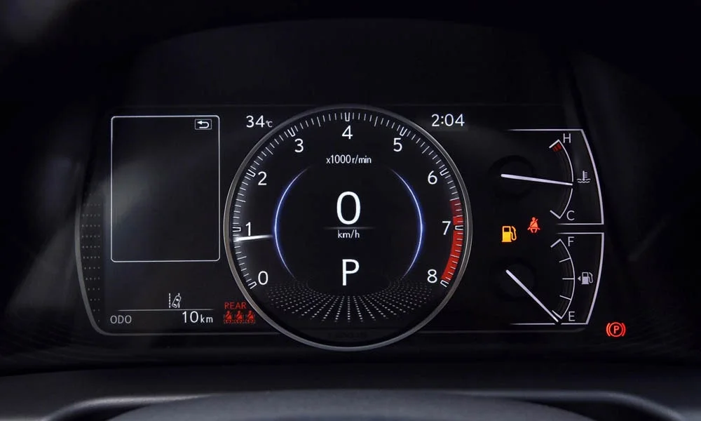 Фото Lexus ES 200 — приборная панель. Экран приборов за рулём — вся ходовая информация перед глазами. Запас хода и расход выводятся крупно — главные цифры ежедневных поездок Lexus ES 200 — приборная панель