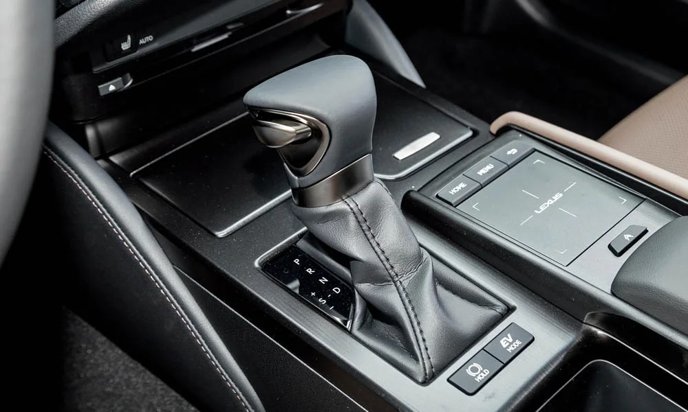 Фото Lexus ES 200 — селектор коробки передач. Селектор трансмиссии на центральной консоли Lexus ES 200 — селектор коробки передач