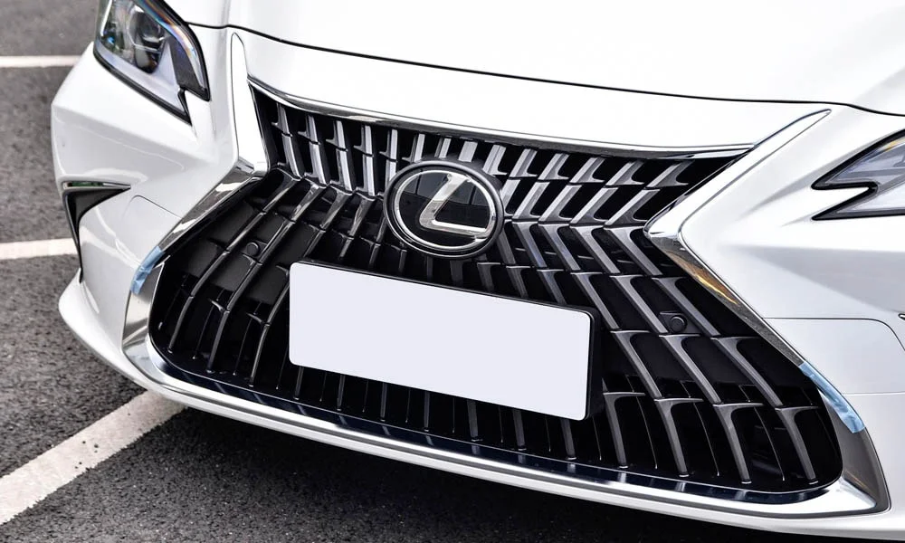 Фото Lexus ES 200 — решётка радиатора. Рисунок решётки: сетка, ламели или глухая панель у электроверсий Lexus ES 200 — решётка радиатора