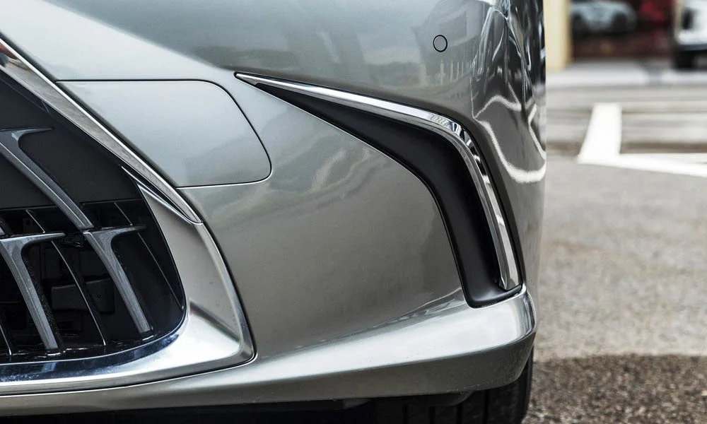 Фото Lexus ES 200 — решётка радиатора, фото 2. Рисунок решётки: сетка, ламели или глухая панель у электроверсий. За решёткой у многих комплектаций стоит радар адаптивного круиз-контроля Lexus ES 200 — решётка радиатора, фото 2