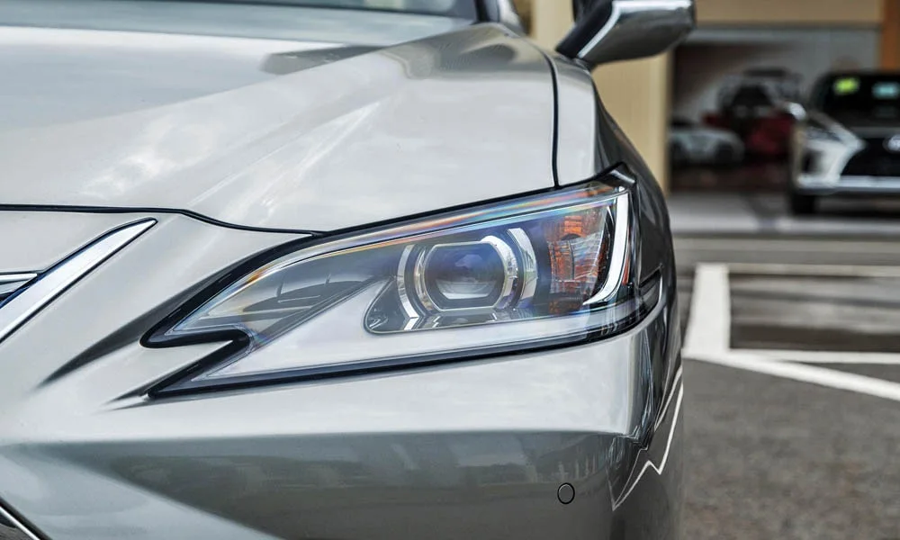 Фото Lexus ES 200 — передняя оптика, фото 2. Фара вблизи — самый детализированный элемент экстерьера Lexus ES 200 — передняя оптика, фото 2