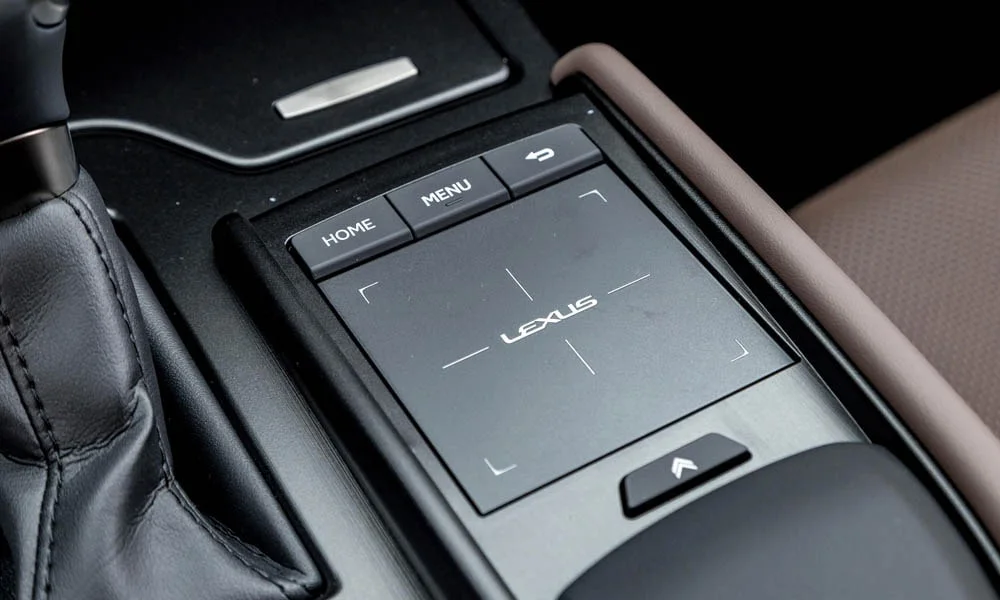 Фото Lexus ES 200 — интерьер. Общий план салона: архитектура панели, консоль и кресла Lexus ES 200 — интерьер