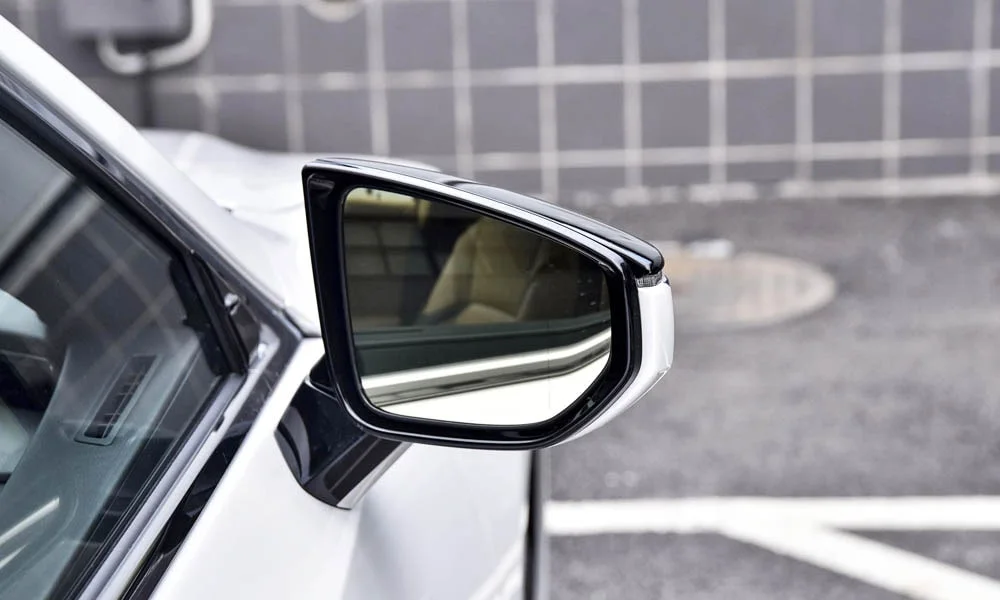 Фото Lexus ES 200 — наружное зеркало. Корпус с повторителем поворота; у ряда версий здесь же камера кругового обзора Lexus ES 200 — наружное зеркало