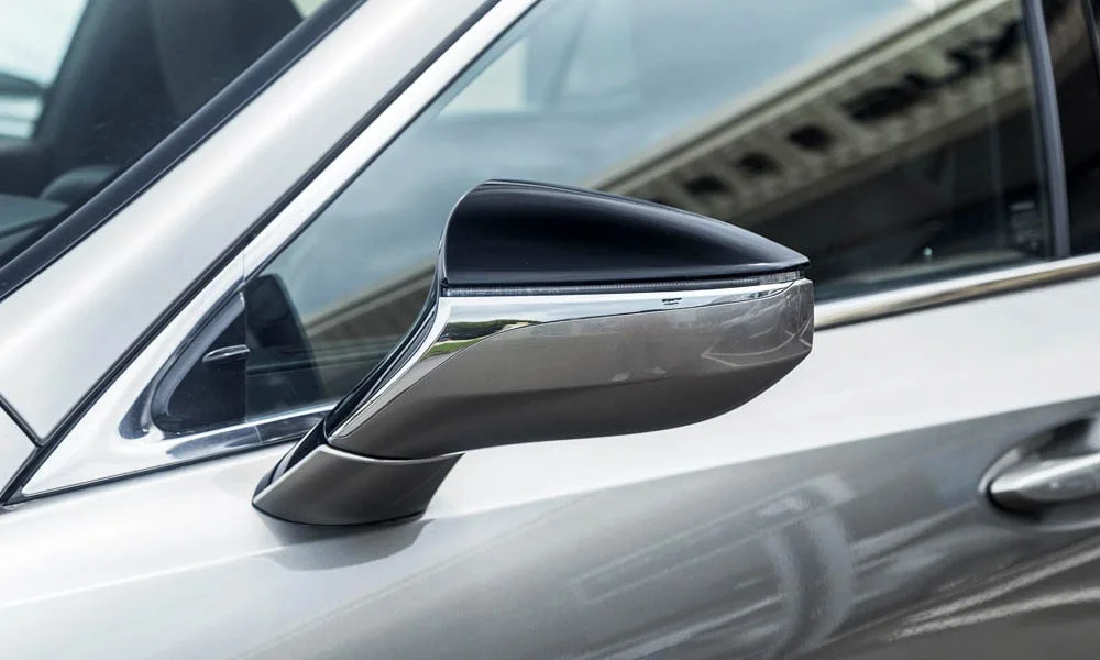 Фото Lexus ES 200 — наружное зеркало, фото 2. Корпус зеркала в цвет кузова или контрастный чёрный — зависит от комплектации. Обогрев и электроскладывание зеркал управляются с водительской двери Lexus ES 200 — наружное зеркало, фото 2