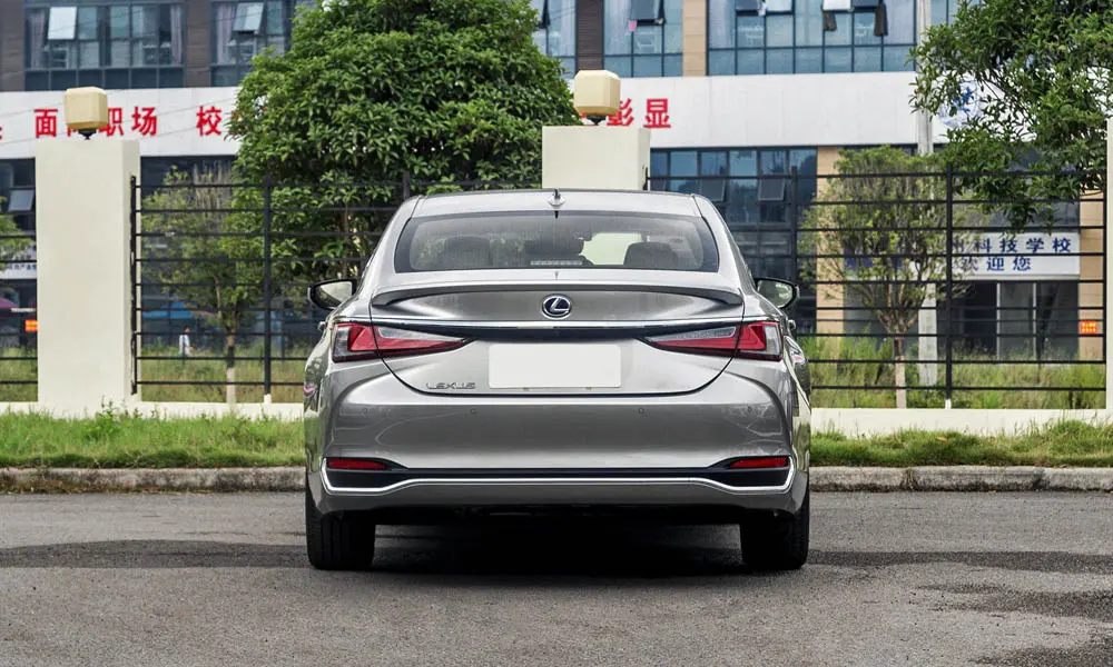 Фото Lexus ES 200 — вид сзади, фото 4. Графика фонарей, бампер и оформление пятой двери. Насадки выхлопа или их имитация внизу бампера различают версии Lexus ES 200 — вид сзади, фото 4