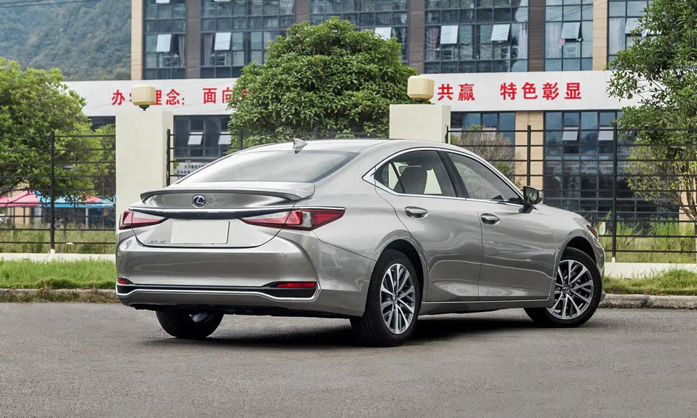 Фото Lexus ES 200 — вид сзади, фото 5. Графика фонарей, бампер и оформление пятой двери. Светодиодная полоса или раздельные секции — задняя оптика стала главным украшением кормы Lexus ES 200 — вид сзади, фото 5
