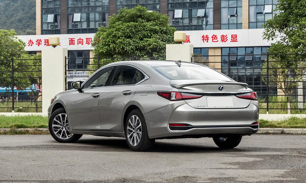 Фото Lexus ES 200 — вид сзади, фото 6. Серый кузов сзади — фонари и бампер определяют ночной образ модели. Насадки выхлопа или их имитация внизу бампера различают версии Lexus ES 200 — вид сзади, фото 6