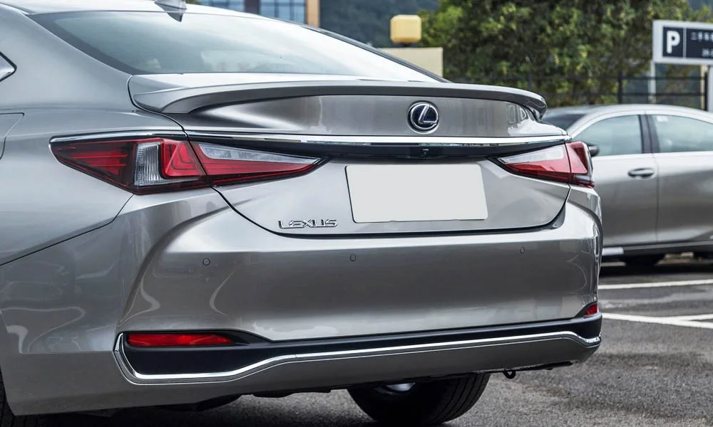 Фото Lexus ES 200 — вид сзади, фото 7. Корма в сером цвете: графика фонарей и пластика пятой двери. Светодиодная полоса или раздельные секции — задняя оптика стала главным украшением кормы Lexus ES 200 — вид сзади, фото 7
