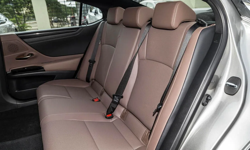 Фото Lexus ES 200 — задние сиденья. Посадка второго ряда: подголовники и подлокотник Lexus ES 200 — задние сиденья