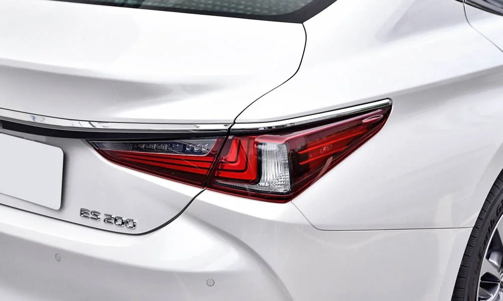 Фото Lexus ES 200 — задние фонари. Рассеиватель фонаря вблизи: компоновка секций габарита, стопа и поворотника. Динамические поворотники с бегущей индикацией встречаются в старших комплектациях Lexus ES 200 — задние фонари