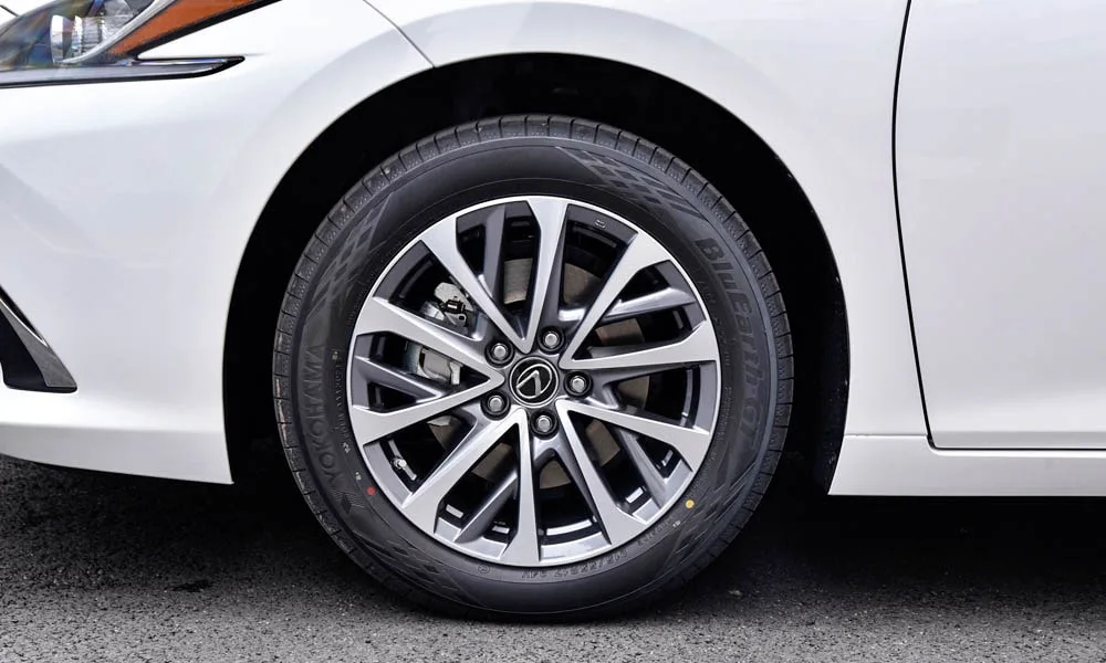 Фото Lexus ES 200 — колесо и диск. Дизайн спиц и профиль резины крупным планом. Рекомендованные размеры шин и давление — на табличке в проёме водительской двери Lexus ES 200 — колесо и диск
