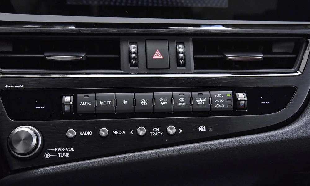 Фото Lexus ES 250 — блок климат-контроля. Панель климата крупным планом — регулировки доступны на ощупь Lexus ES 250 — блок климат-контроля
