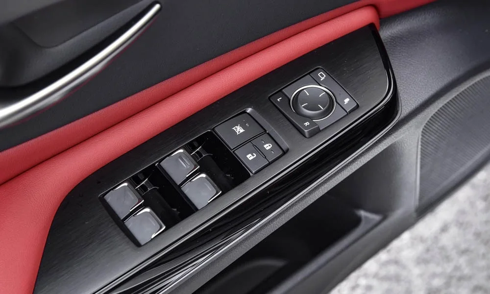 Фото Lexus ES 250 — кнопки управления. Кнопки и переключатели: физическое управление частыми функциями. Подсветка символов ночью — деталь, которую замечаешь каждый вечер Lexus ES 250 — кнопки управления
