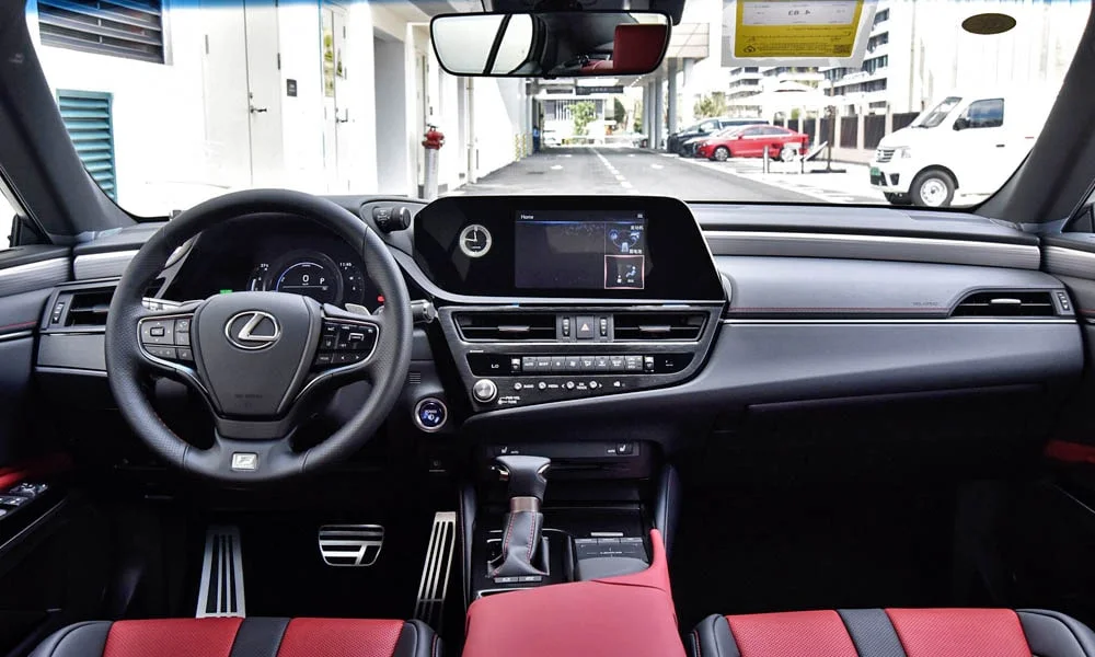 Фото Lexus ES 250 — передняя панель. Архитектура передней панели: ярусы, вставки и консоль в красно-чёрной гамме Lexus ES 250 — передняя панель